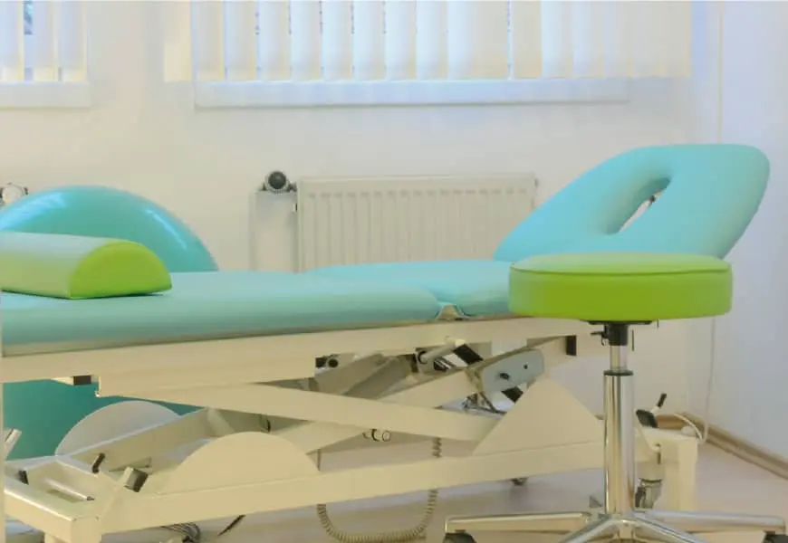 Behandlungsliege und Gymnastikball in einem Behandlungsraum von Physiotherapie Puls