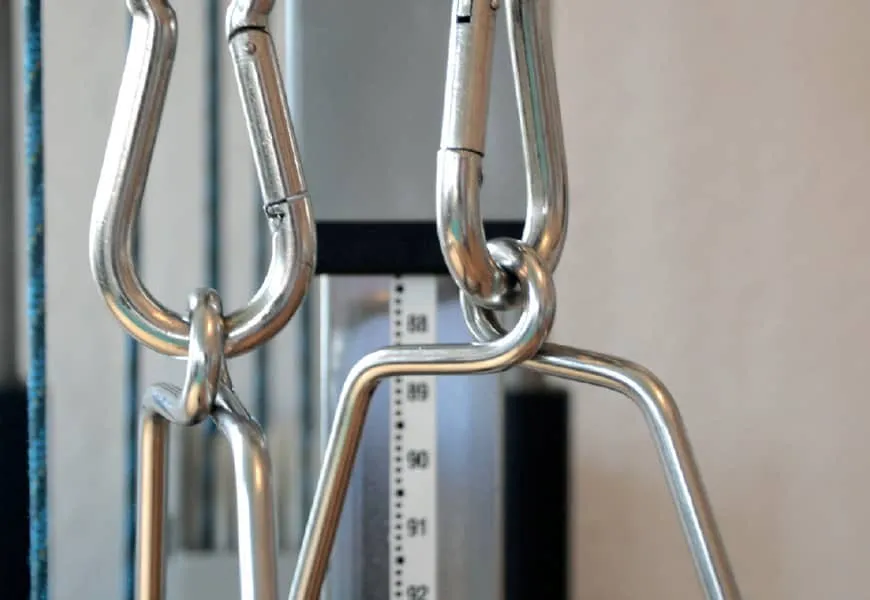 Behandlungseinrichtung mit ergonomischer Ausstattung fuer Physiotherapie