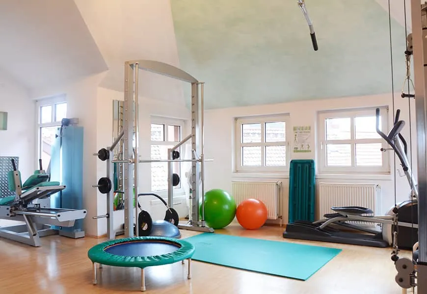 Behandlungsplatz mit Liege und hygienischer Ausstattung