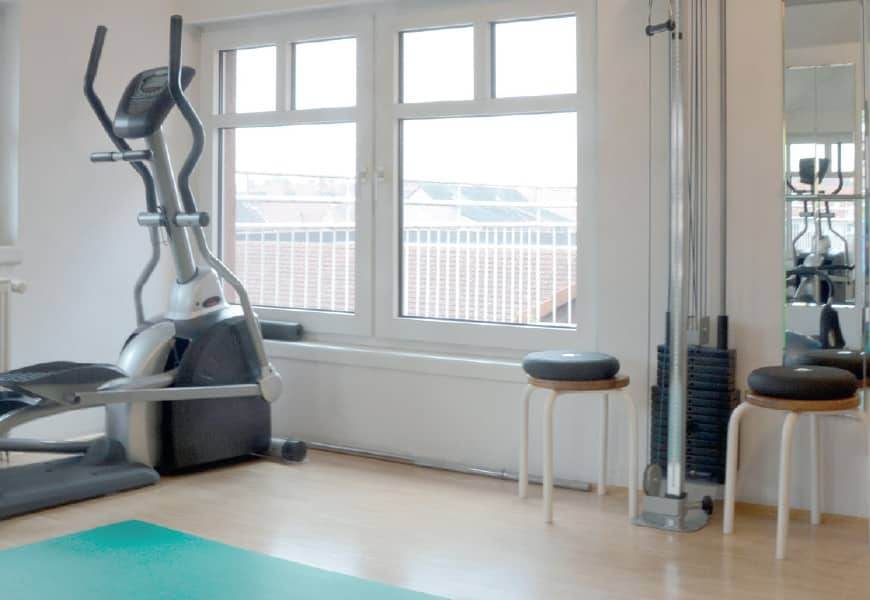 Trainingsraum von Physiotherapie Puls mit Crosstrainer und Seilzuggeräten