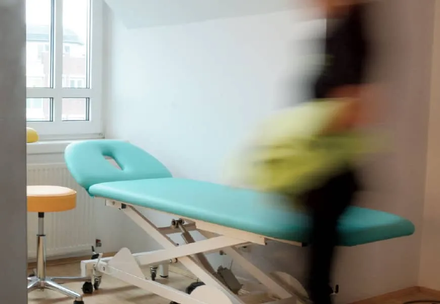 Therapieraum mit ruhiger Atmosphaere fuer physiotherapeutische Behandlungen