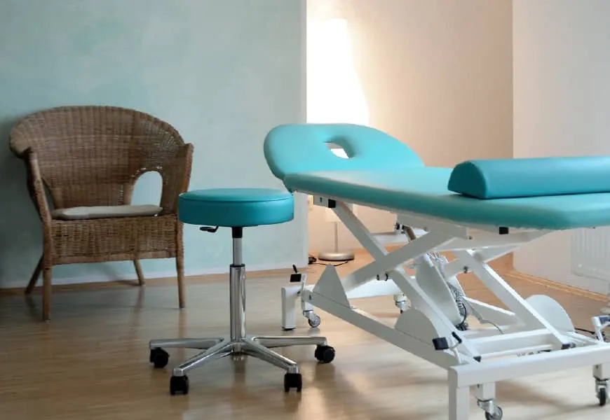 Wartebereich mit Sitzplaetzen in der Physiotherapiepraxis Hannover