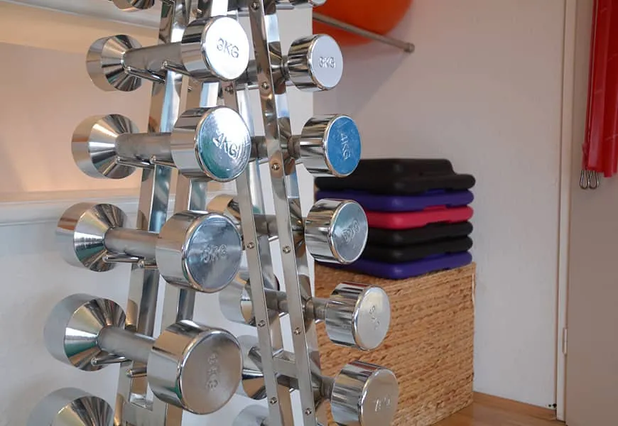 Behandlungsliege im modernen Behandlungszimmer der Praxis